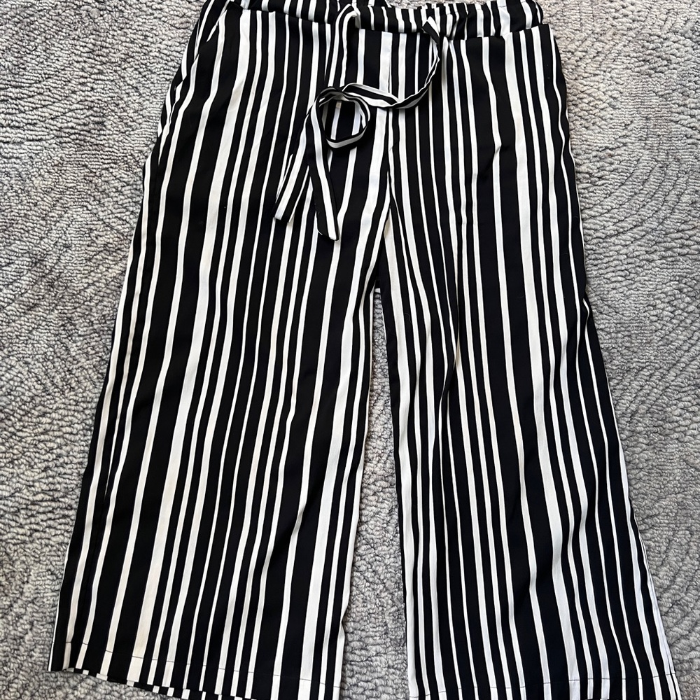 🤩3/$25 Striped cropped dress pants